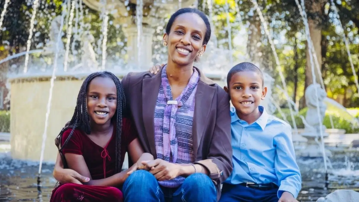 Mariam Ibraheem in una foto recente insieme ai figli Martin e Maya