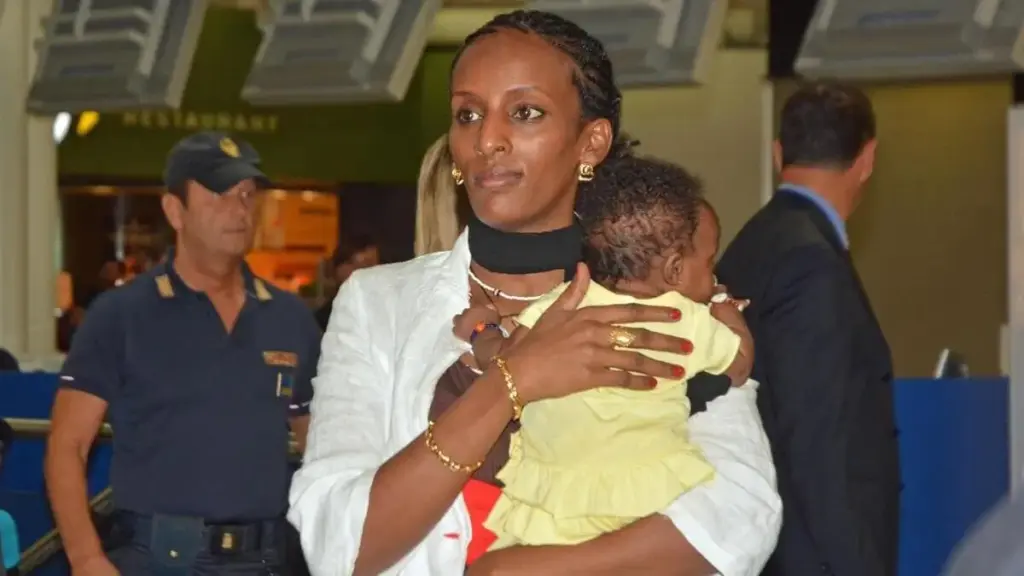 Mariam Ibraheem all'aeroporto di Fiumicino pronta a partire per gli Stati Uniti