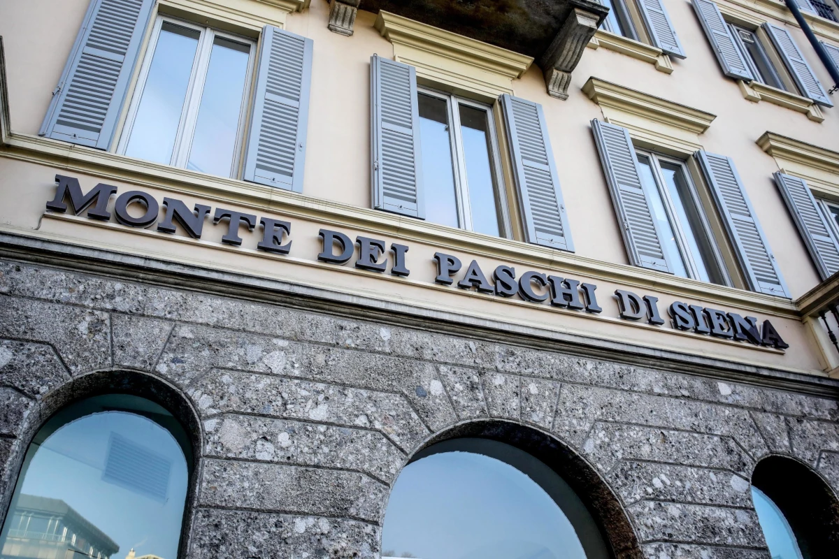 Insegna di una filiale della banca Monte dei Paschi di Siena (foto Ansa)