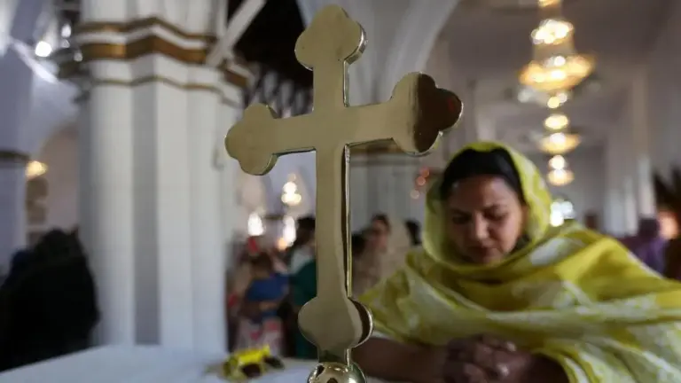 Una donna cristiana prega la domenica di Pasqua nella cattedrale di San Giovanni a Peshawar, in Pakistan