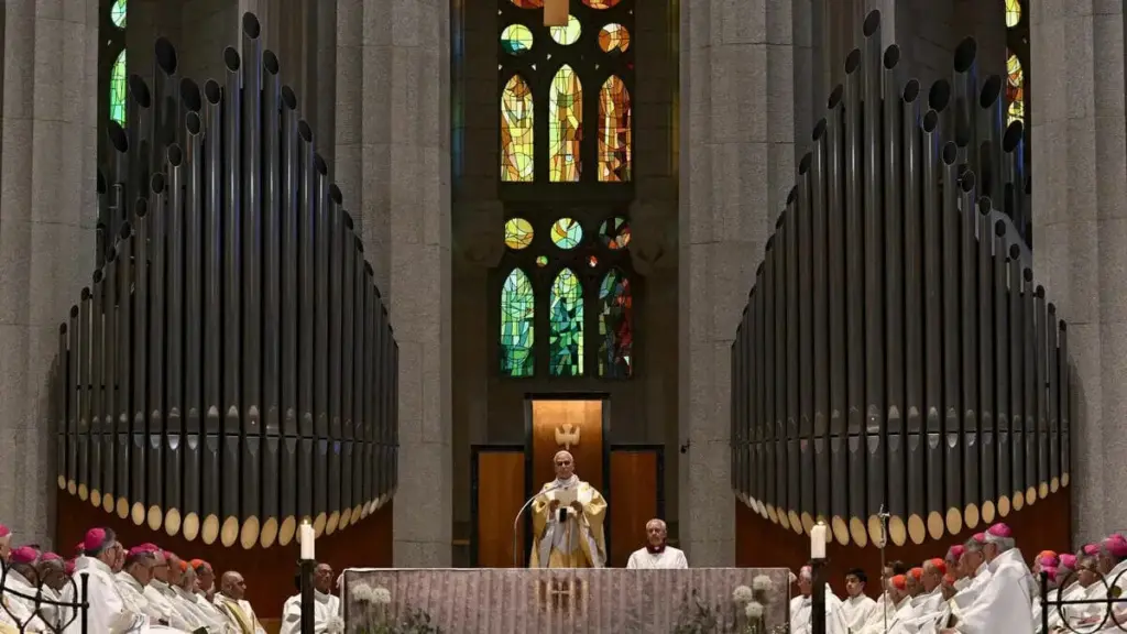 Papa Leone XIV celebra la Messa presso la Sagrada Familia a Barcellona