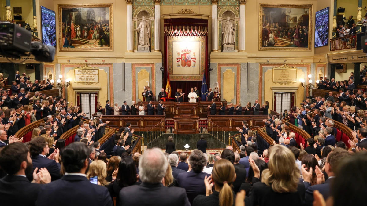 L’applauso del Congresso dei deputati di Madrid a papa Leone XIV, 8 giugno (foto Ansa)