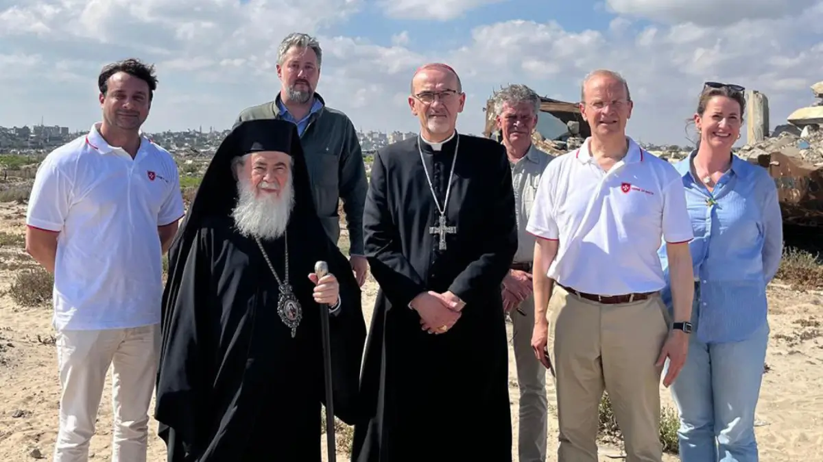 A sinistra, Teofilo III, patriarca della Città Santa di Gerusalemme con il cardinale Pierbattista Pizzaballa, patriarca latino di Gerusalemme, a Gaza