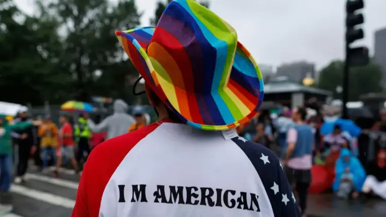 Un partecipante indossa un cappello da cowboy del Pride mentre marcia con oltre 10.000 altre persone alla parata "Boston Pride for the People" a Boston, Massachusetts, USA, il 14 giugno 2025