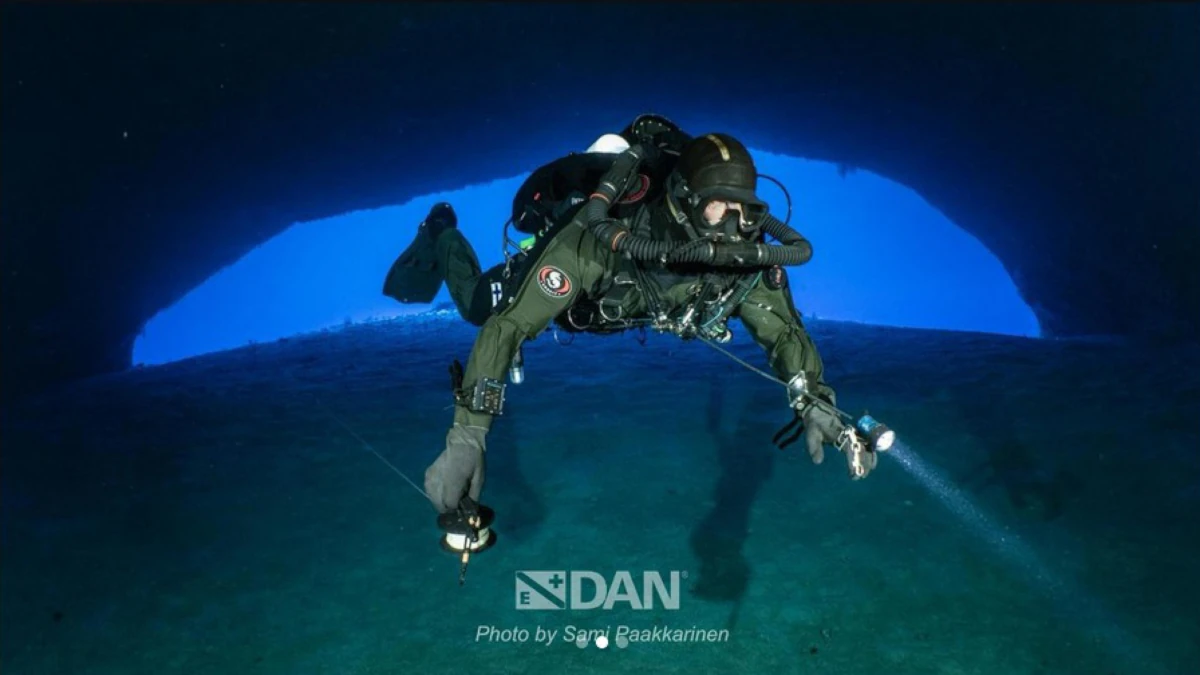 Una immagine pubblicata nel profilo Instagram dei soccorritori di Dan Europe e scattata durante una missione per il recupero dei corpi dei cinque sub italiani morti alle Maldive il 14 maggio scorso (foto Ansa)