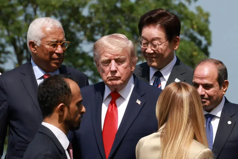 Il presidente del Consiglio europeo Antonio Costa, il presidente degli Stati Uniti Donald Trump, il presidente sudcoreano Lee Jae Myung, il primo ministro italiano Giorgia Meloni e il presidente egiziano Abdel Fattah el-Sisi si preparano per una foto di gruppo all'Hotel Royal durante il vertice del G7 a Evian-les-Bains, Francia, 16 giugno 2026. Il 52° vertice del G7 si svolge a Evian-les-Bains dal 15 al 17 giugno 2026 (foto Ansa)