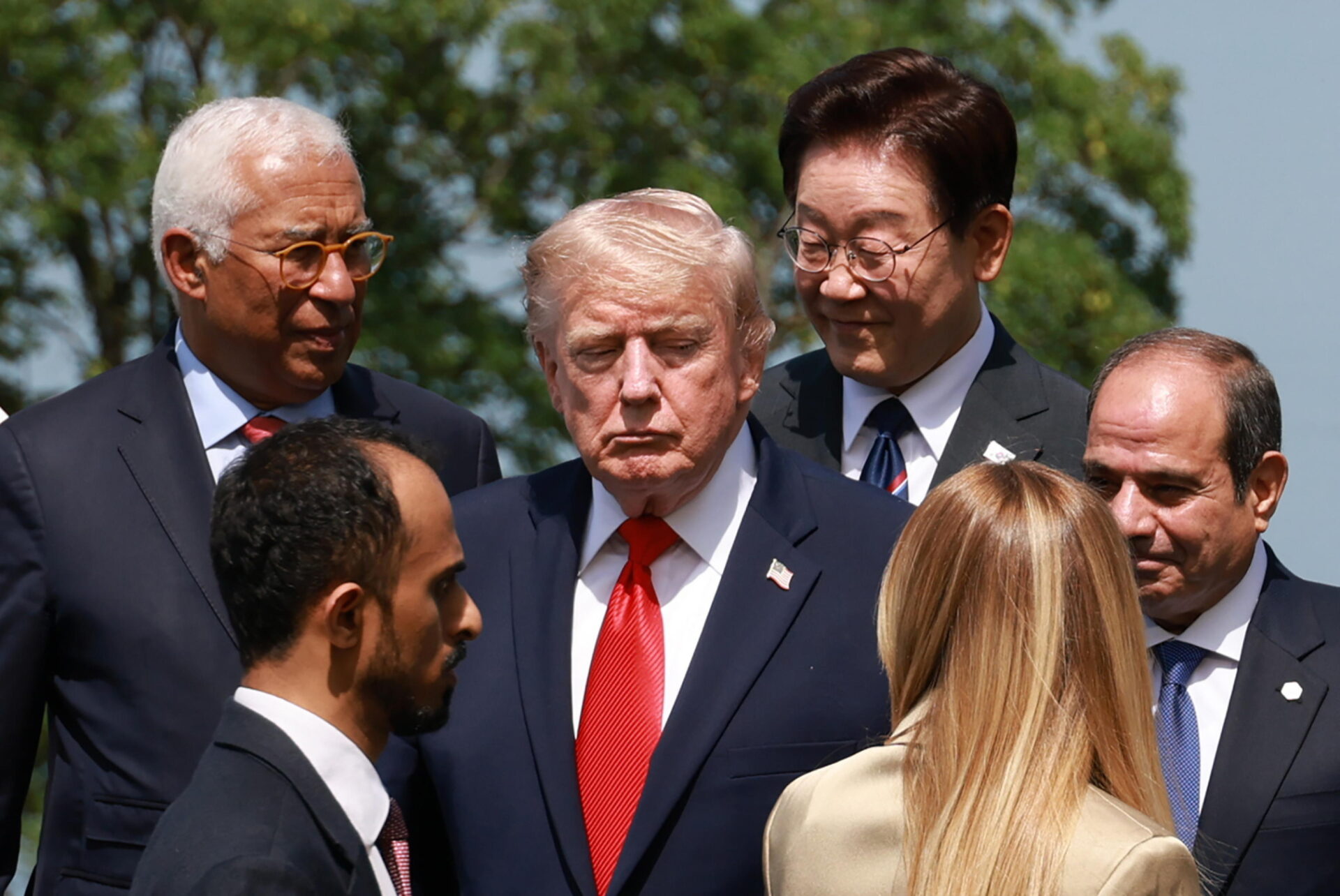 Il presidente del Consiglio europeo Antonio Costa, il presidente degli Stati Uniti Donald Trump, il presidente sudcoreano Lee Jae Myung, il primo ministro italiano Giorgia Meloni e il presidente egiziano Abdel Fattah el-Sisi si preparano per una foto di gruppo all'Hotel Royal durante il vertice del G7 a Evian-les-Bains, Francia, 16 giugno 2026. Il 52° vertice del G7 si svolge a Evian-les-Bains dal 15 al 17 giugno 2026 (foto Ansa)