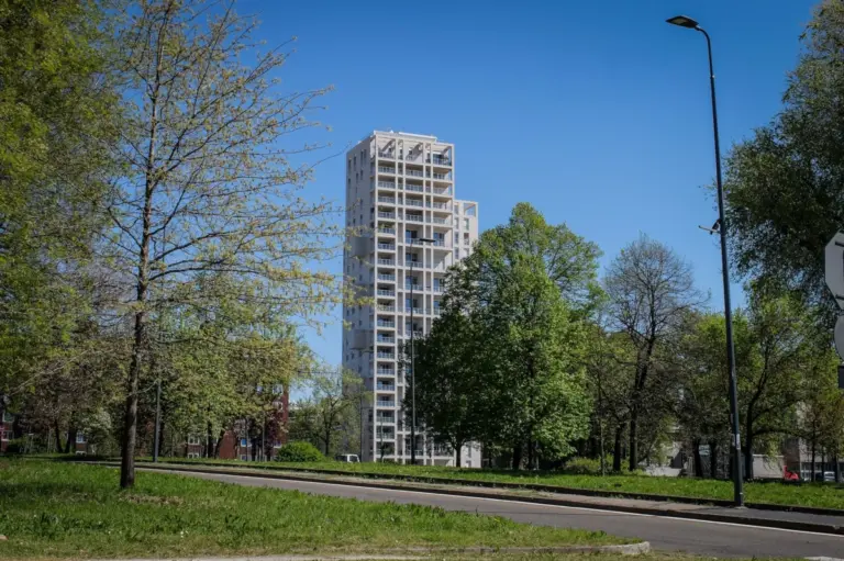 La Torre Milano in via Stresa, l’edificio al centro del processo per abuso edilizio e lottizzazione abusiva arrivato a sentenza di primo grado martedì 16 aprile 2026: tutti assolti gli otto imputati (foto Ansa)