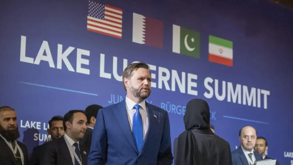 Il vicepresidente degli Stati Uniti J.D. Vance parla prima di un incontro quadrilaterale con Iran, Qatar e Pakistan al Buergenstock Resort, a Obbuergen, vicino a Lucerna, in Svizzera