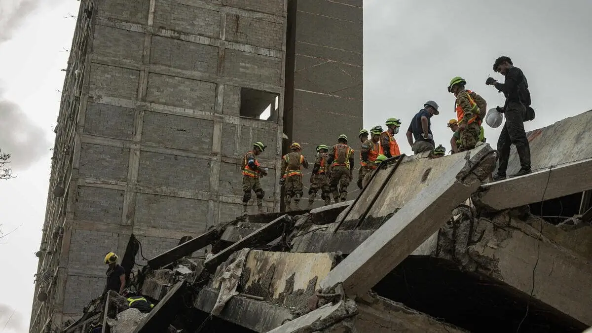 I soccorritori in Venezuela continuano a cercare sopravvissuti tra le macerie del terremoto