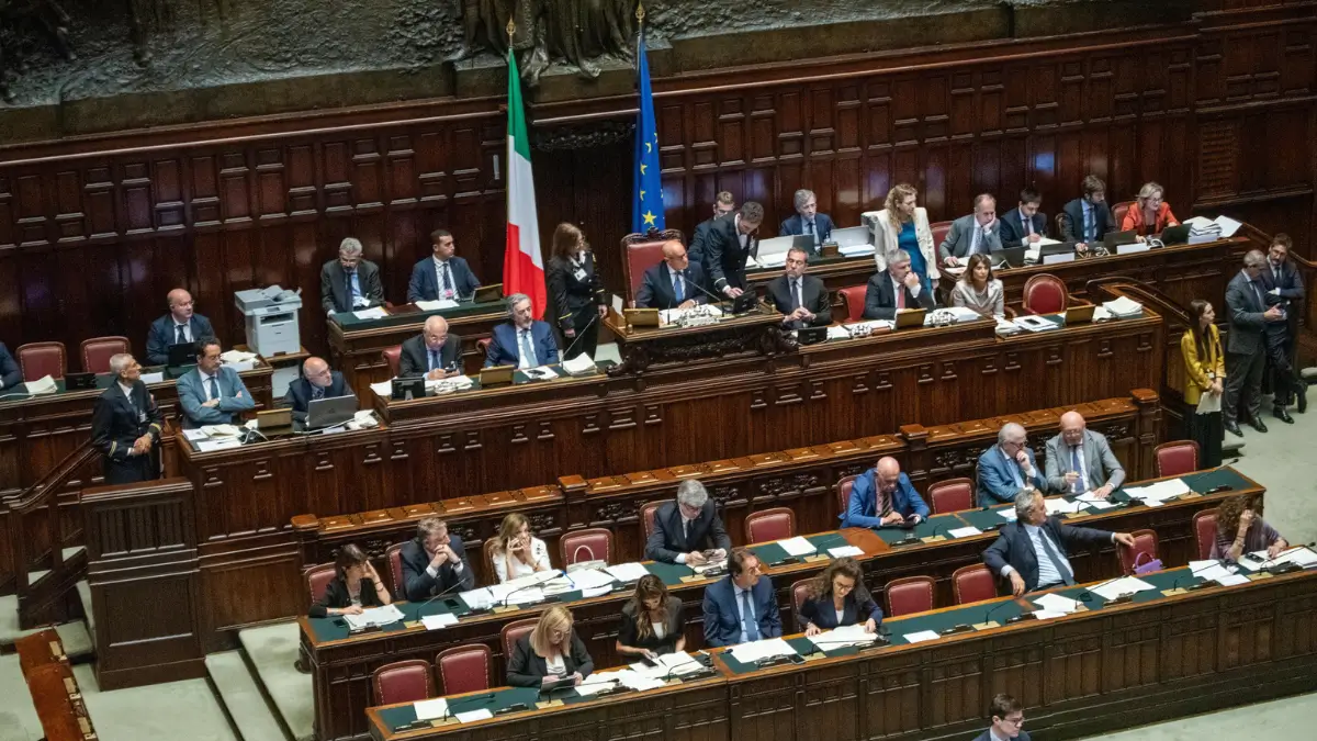 I banchi del governo alla Camera dei deputati durante i lavori per l'esame della legge elettorale