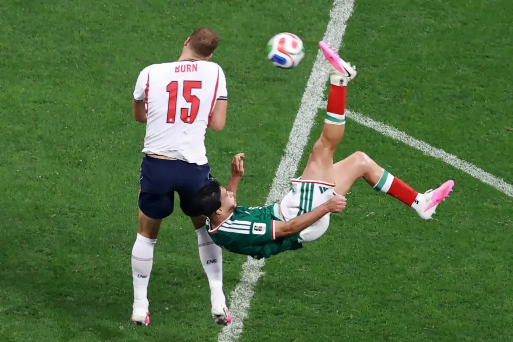 Il calciatore dell'Inghilterra Dan Burn stoppa di testa un pallone calciato in rovesciata dal calciatore del Messico Vasquez durante il sedicesimo di finale dei Mondiali 2026