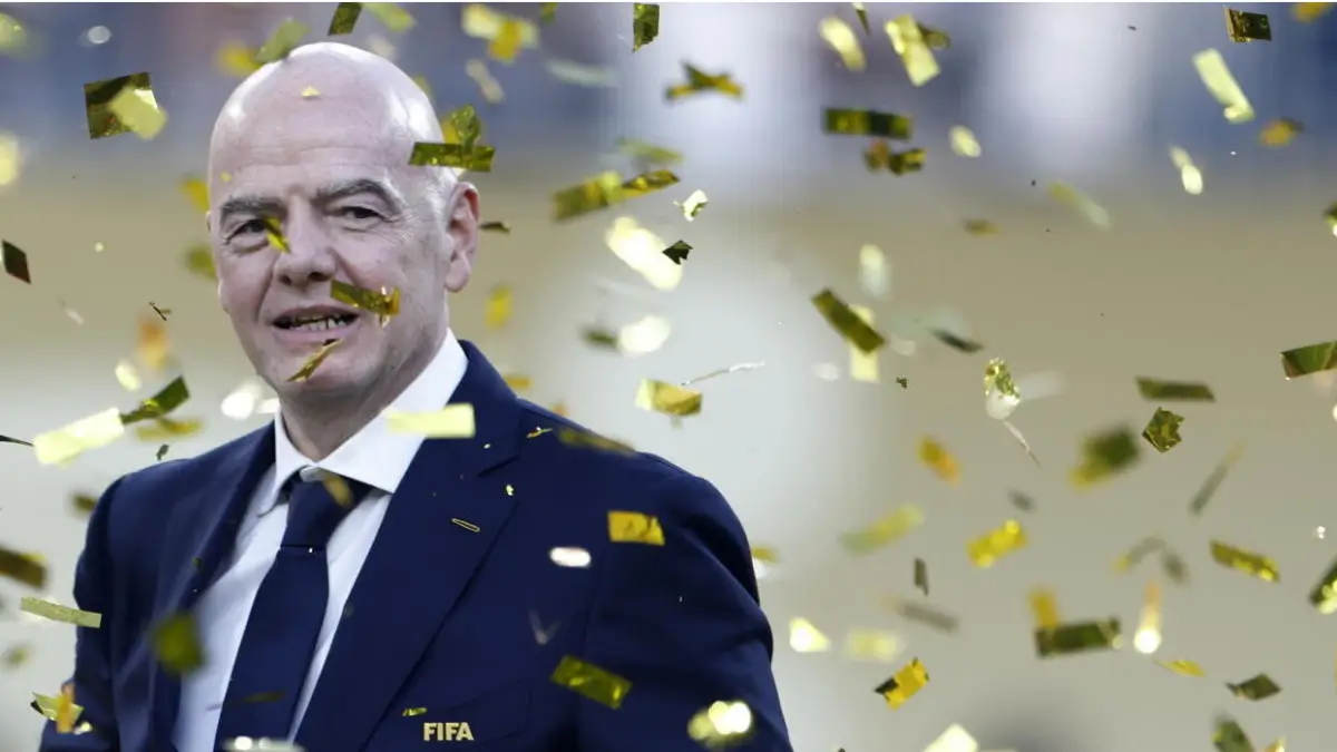 Il presidente della Fifa, Gianni Infantino, in mezzo ai coriandoli lanciati durante la premiazione della Spagna per la vittoria del Mondiale 2026