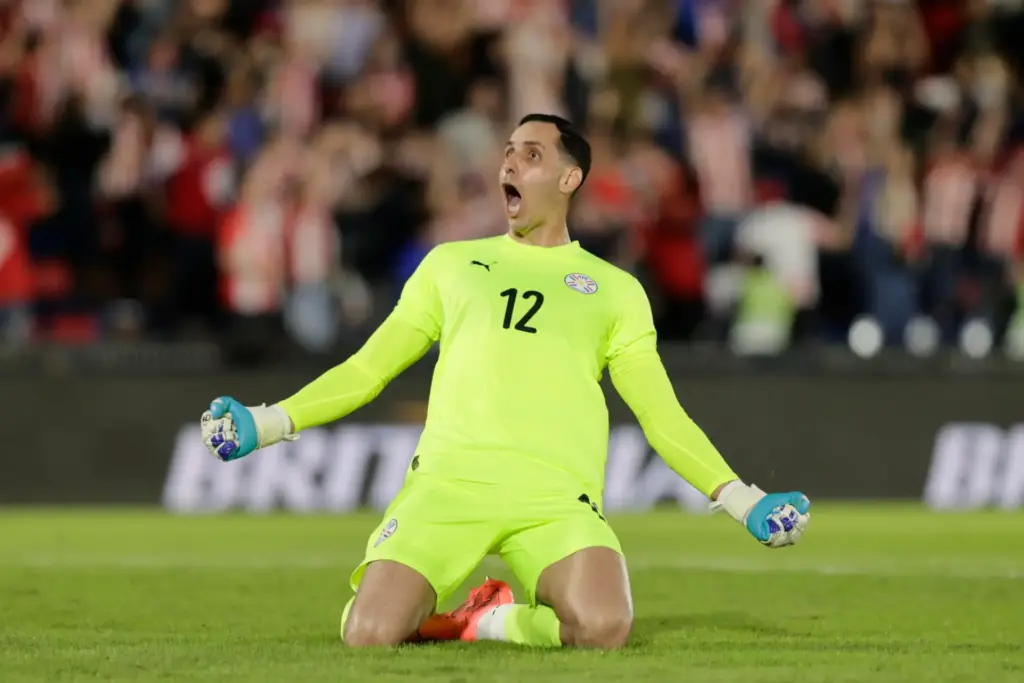 Roberto Junior Fernandez, portiere del Paraguay al Mondiale, festeggia dopo una vittoria durante le qualificazioni