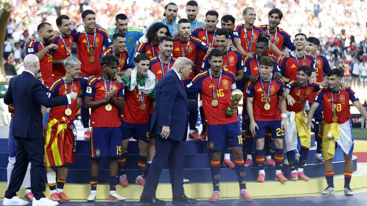 Il presidente degli Stati Uniti, Donald Trump, si attarda sul palco della premiazione dopo avere consegnato al capitano della Spagna Rodri la coppa del mondo