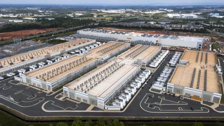Un data center di Amazon Manassas, Virginia, Stati Uniti, fotografato da un drone, 23 settembre 2025 (foto Ansa)