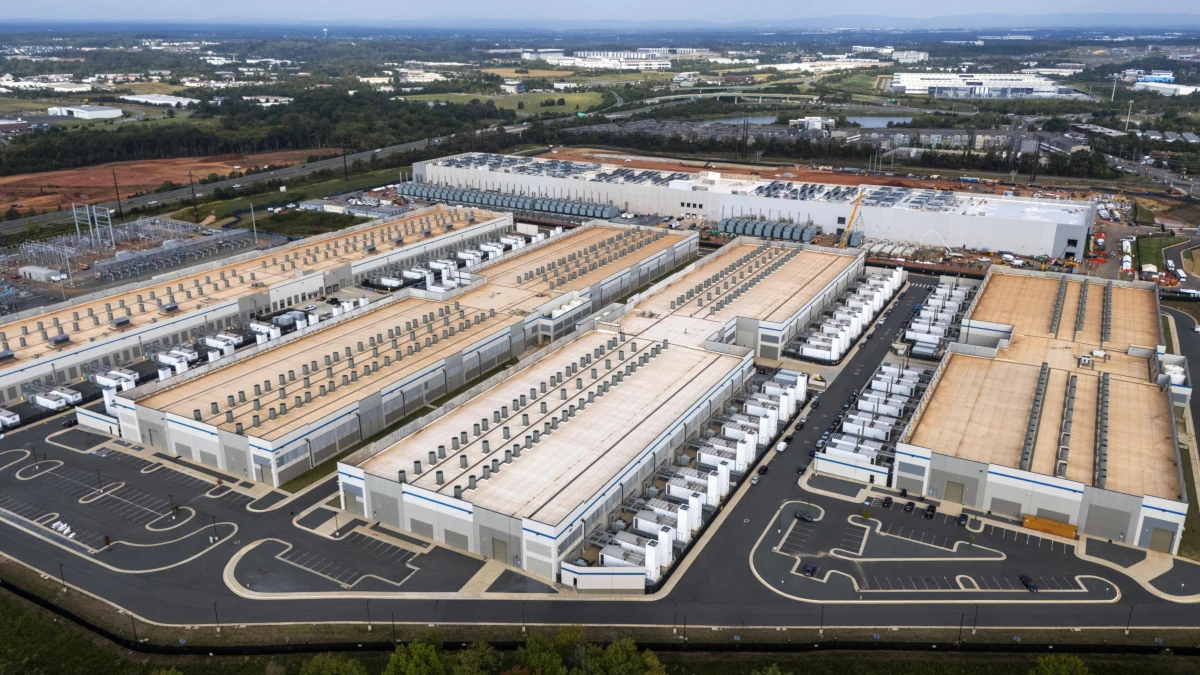 Un data center di Amazon Manassas, Virginia, Stati Uniti, fotografato da un drone, 23 settembre 2025 (foto Ansa)
