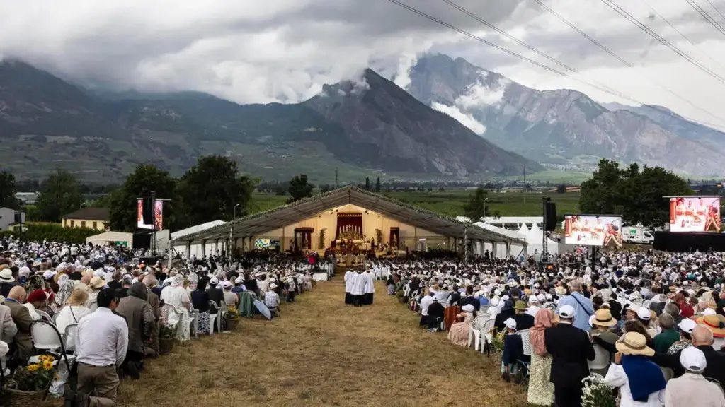 Centinaia di fedeli seguono l'ordinazione episcopale dei lefebvriani in Svizzera
