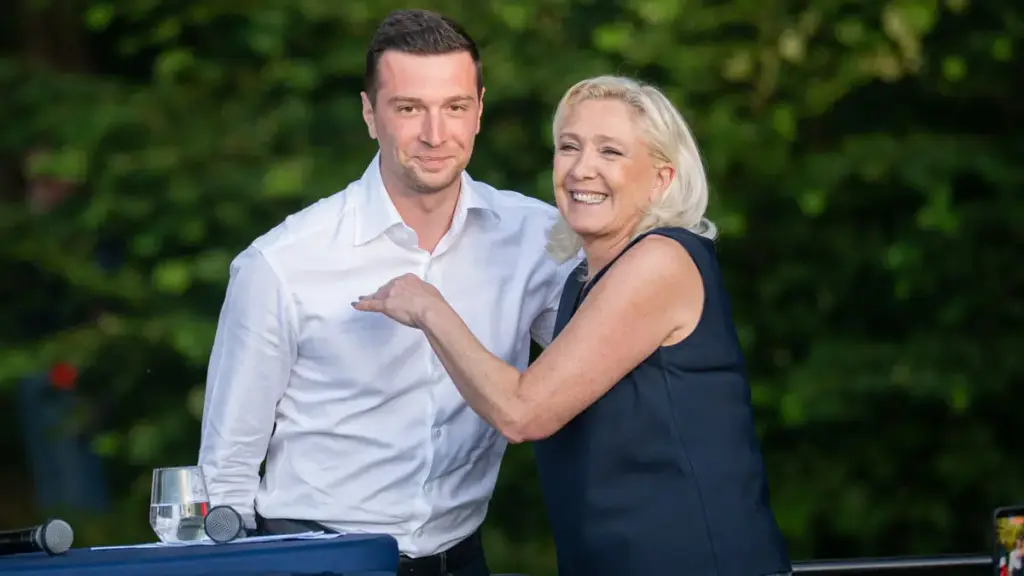 Marine Le Pen abbraccia il suo delfino, Jordan Bardella, a un evento del Rassemblement National