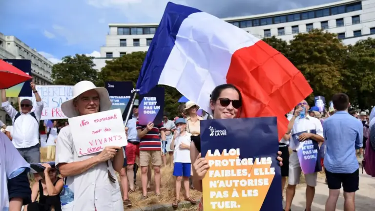 La Francia festeggia il proprio suicidio