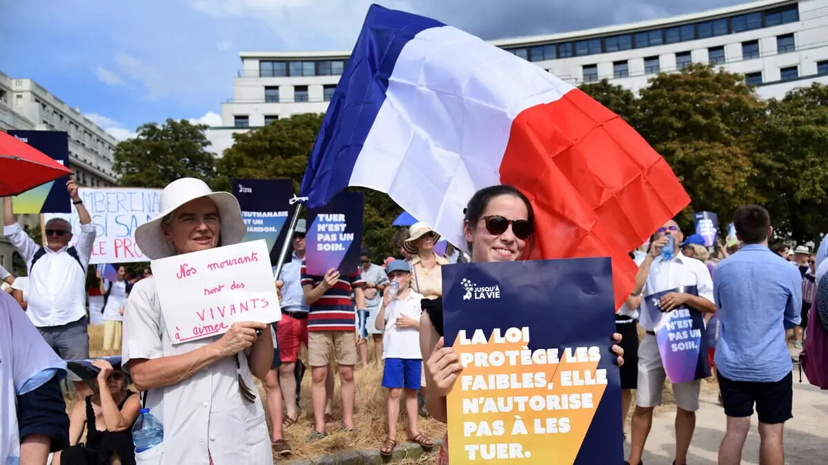 Manifestazione a Parigi contro l'approvazione della legge sull'eutanasia, che avverr&agrave; mercoled&igrave; all'Assemblea Nazionale. Una donna tiene un cartello dove si legge: 