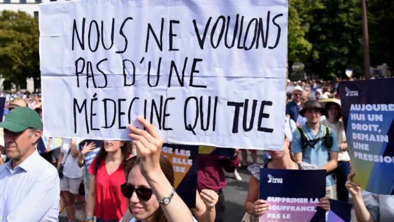 Marcia di protesta a Parigi contro la legge sull’eutanasia in approvazione in parlamento, 28 giugno 2026 (foto Ansa)