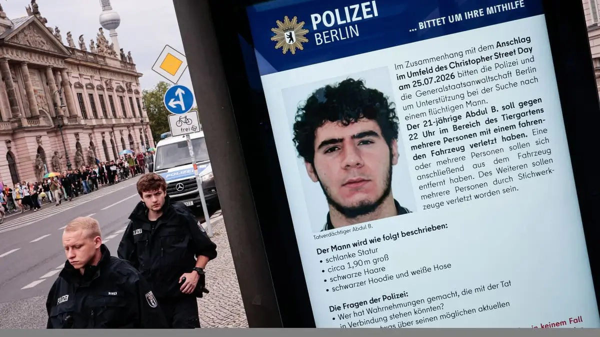 L’identikit di Abdul Ballout diffuso dalla polizia in Germania dopo l’attentato al Gay Pride di Berlino. Il terrorista, in fuga dopo l’attacco, è stato poi scovato e ucciso domenica (foto Ansa)