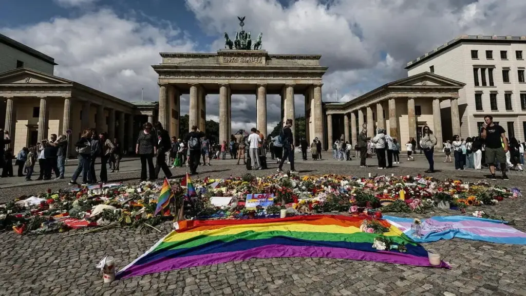 Manifestazioni di solidarietà alla comunità Lgbt a Berlino, in Germania, dopo l’attentato di sabato compiuto dal terrorista islamico Abdul Ballout nel quale una donna polacca ha perso la vita (foto Ansa)
