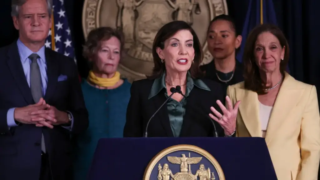 La governatrice di New York Kathy Hochul parla durante una conferenza stampa per annunciare un accordo per l'approvazione del Medical Aid in Dying Act a New York, New York, USA, 17 dicembre 2025