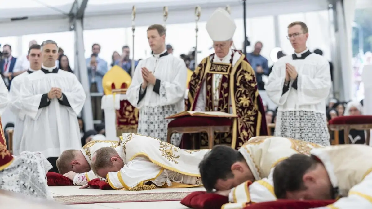 Ieri la Fraternit&agrave; sacerdotale San Pio X, fondata da monsignor Marcel Lefebvre nel 1970, ha ordinato a Ec&ocirc;ne, in Svizzera, quattro vescovi senza mandato papale, incorrendo nella scomunica