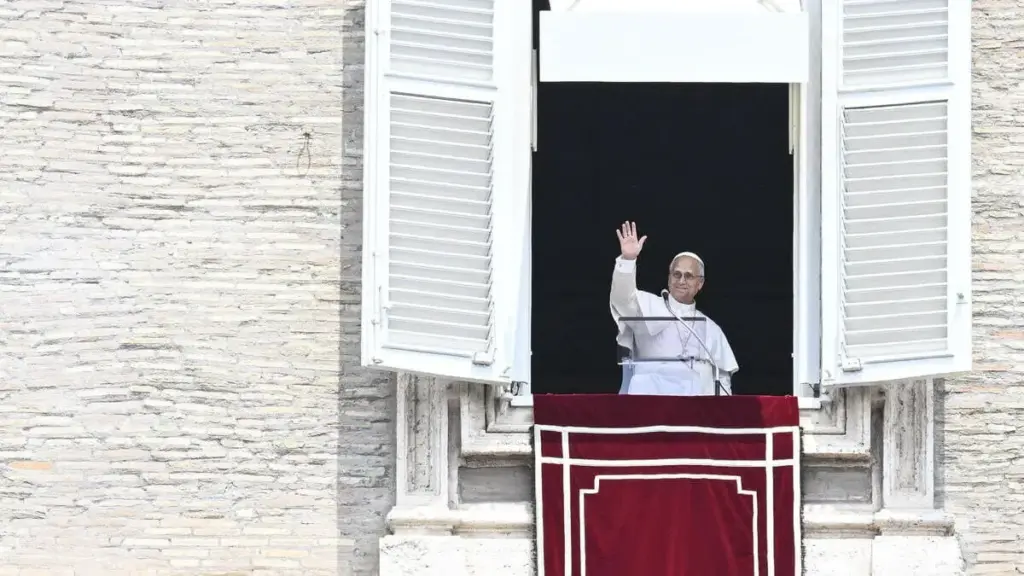 Papa Leone XIV saluta i fedeli riuniti in Piazza San Pietro per la solennit&agrave; dei santi Pietro e Paolo
