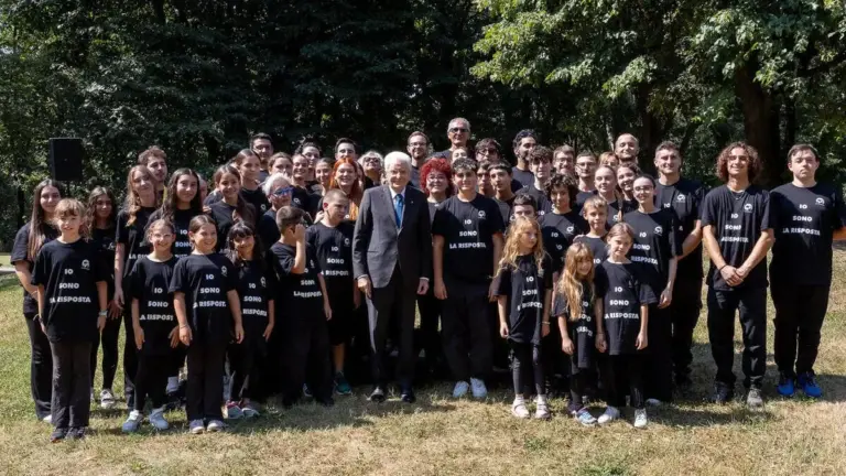 Il presidente Sergio Mattarella con i ragazzi del laboratorio "Teatro Contatto" in occasione del 50° anniversario dell'incidente industriale di Seveso, 10 luglio 2026 (Foto Ansa)