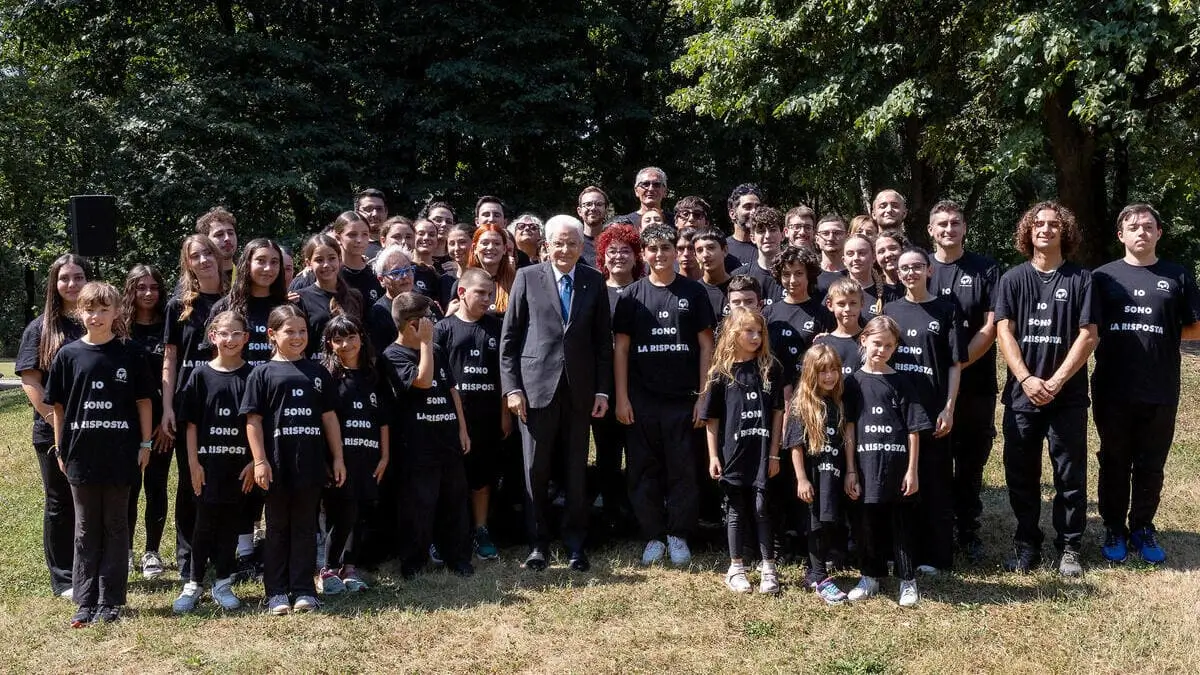 Il presidente Sergio Mattarella con i ragazzi del laboratorio 