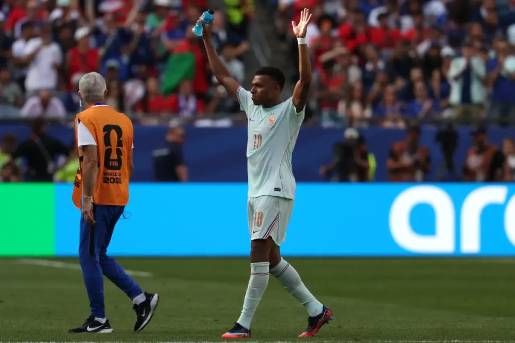 Kylian Mbapp&eacute; saluta i tifosi mentre lascia il campo durante la sfida mondiale contro il Morocco, Boston, Massachusetts, 9 luglio 2026 (foto Ansa)