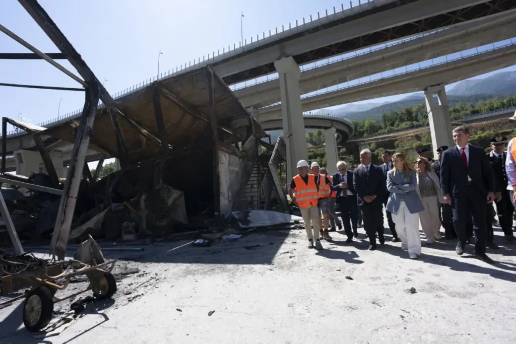 Visita ai cantieri della Tav a Chiomonte della presidente del Consiglio Giorgia Meloni con il ministro dell&rsquo;Interno Matteo Piantedosi dopo gli assalti di sabato, 27 luglio 2026 (foto Ansa)
