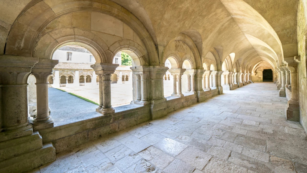 Uno scorcio del chiostro dell’Abbazia cistercense di Fontenay, Francia (foto Depositphotos)