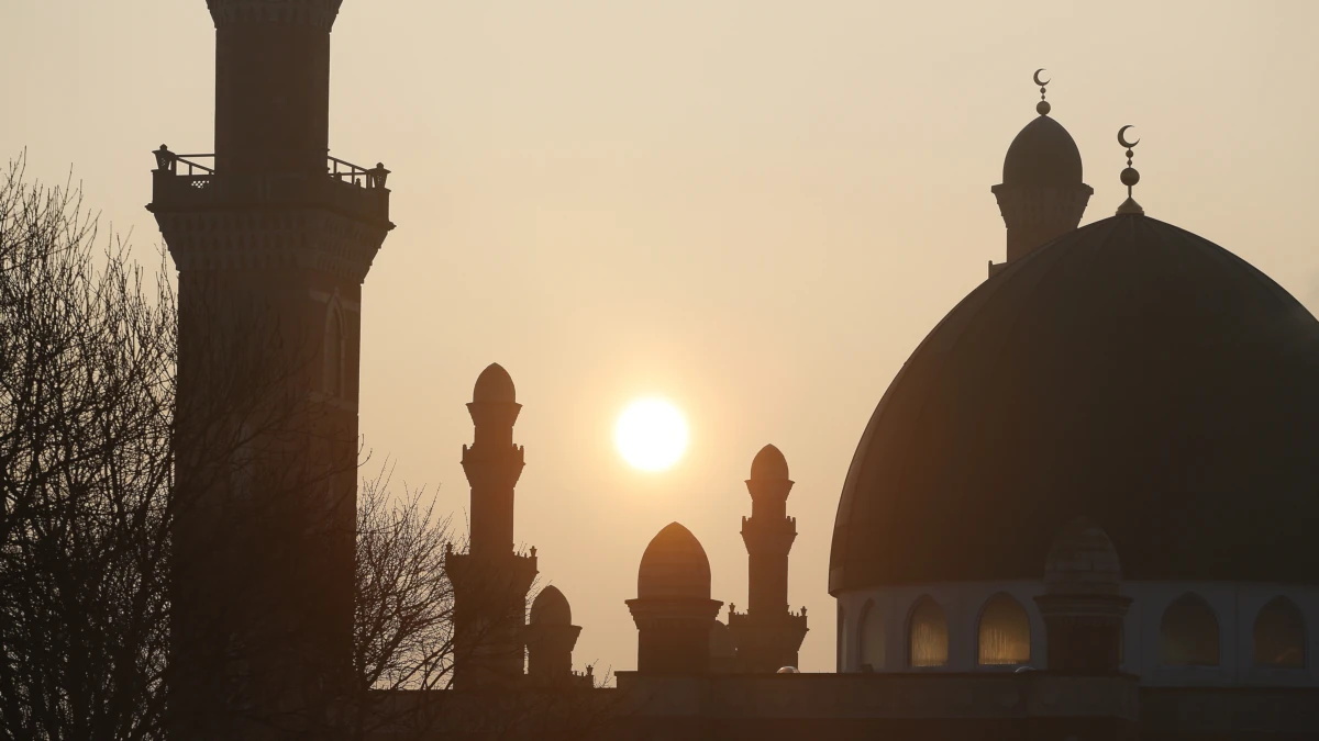 L&rsquo;alba alle spalle della mosche Suffa Tul Islam di Horton Park Avenue, Bradford, citt&agrave; con una delle pi&ugrave; grandi comunit&agrave; pakistane musulmane del Regno Unito (foto Ansa)