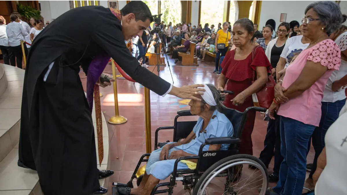 Una donna riceve le ceneri durante le celebrazioni del Mercoledì delle Ceneri nella Cattedrale di Managua, Nicaragua, 18 febbraio 2026