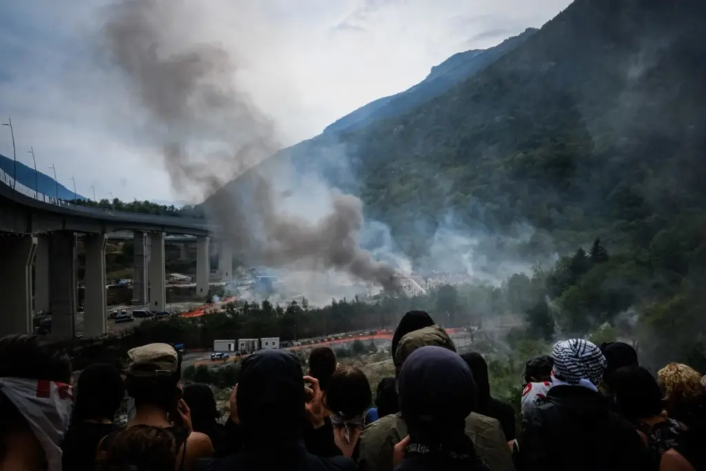 Il movimento No Tav guarda da lontano i cantieri dell&rsquo;Alta Velocit&agrave; vandalizzati e dati alle fiamme dai black bloc in Val Susa, 25 luglio 2026 (foto Ansa)
