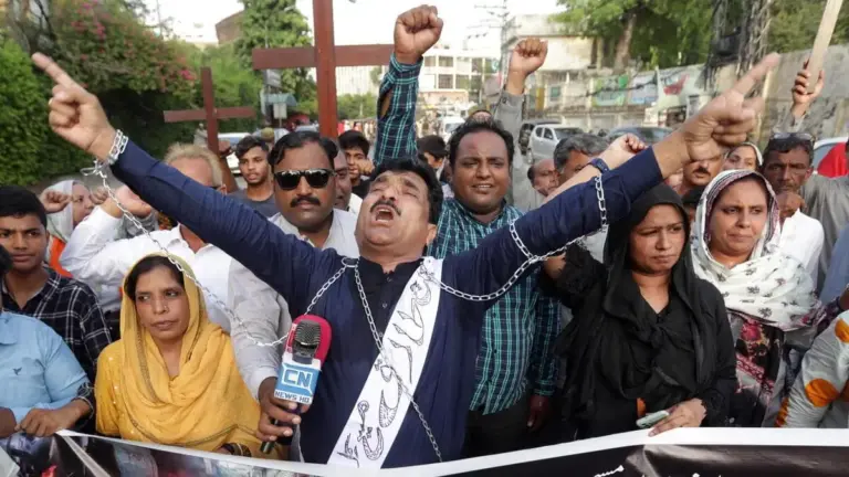 In Pakistan danno la caccia ai cristiani con la scusa della blasfemia