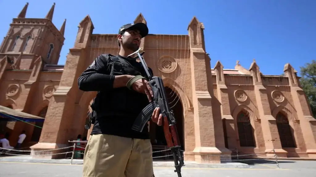 Un soldato protegge una chiesa in Pakistan per prevenire attentati