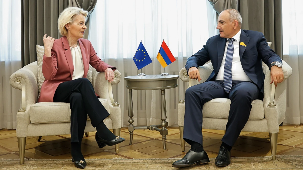 La presidente della Commissione europea Ursula von der Leyen ricevuta a Erevan, Armenia, dal primo ministro Nikol Pashinyan, 2 luglio 2026 (foto Ansa)