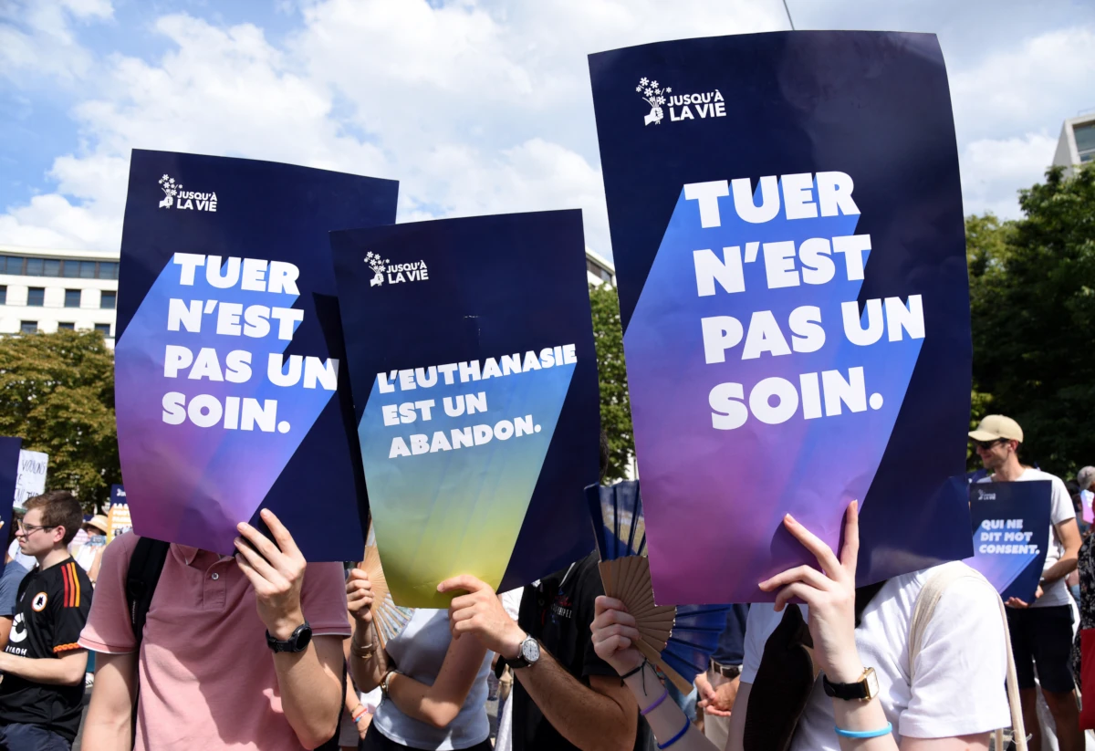 Marcia a Parigi contro la legge sull’eutanasia, 28 giugno 2026 (foto Ansa)