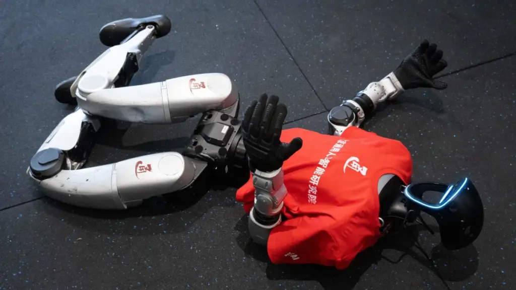 Robot a terra durante una dimostrazione per la stampa all&rsquo;Istituto per l&rsquo;Intelligenza artificiale generale di Pechino, Cina, 23 marzo 2026 (foto Ansa)
