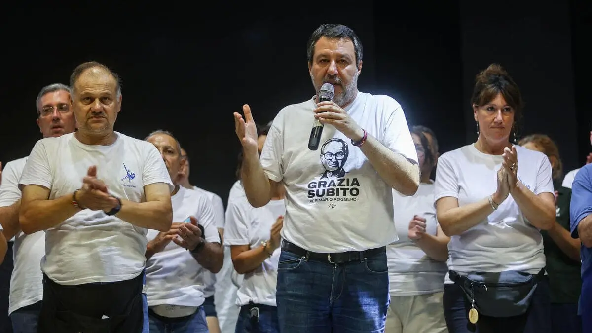 Matteo Salvini, segretario della Lega, con la maglietta per la grazia a Mario Roggero, 19 luglio 2026 (Foto Ansa)