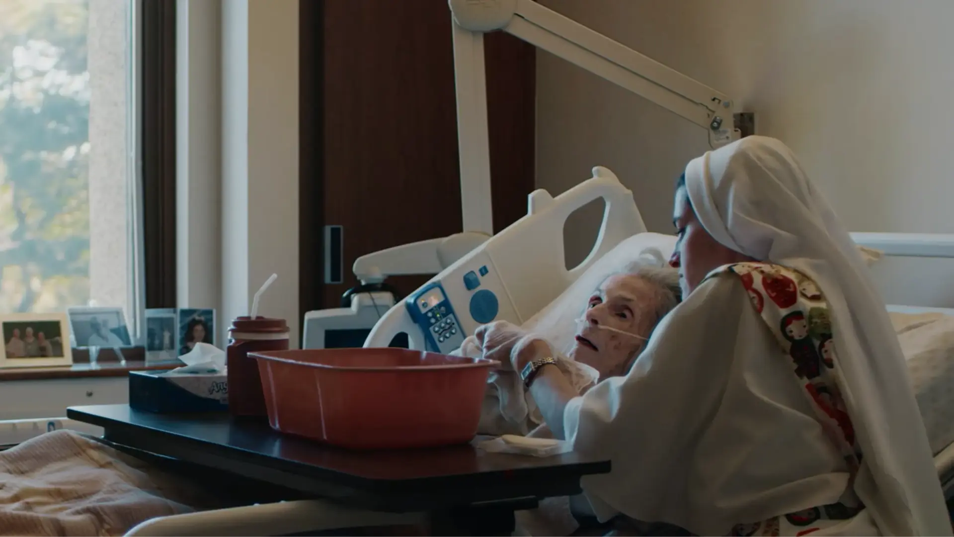 Una suora domenicana di Hawthorne assiste una malata di cancro nella Rosary Hill Home. New York (frame da un video sul canale You Tube Dominican Sisters of Hawthorne)