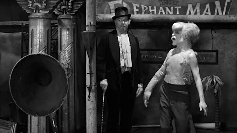 Una scena del film “The Elephant Man” di David Lynch (1980), ispirato al libro di Frederick Treves “L’uomo elefante”, appena riedito da Adelphi