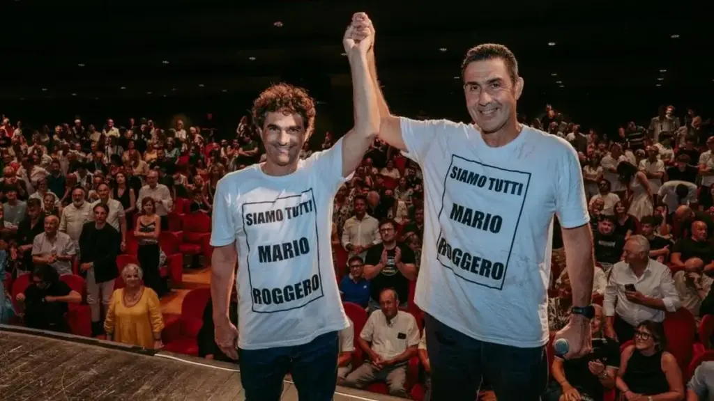 Roberto Vannacci indossa una maglietta con la scritta "Siamo tutti Mario Roggero", Vicenza, 28 giugno 2026.