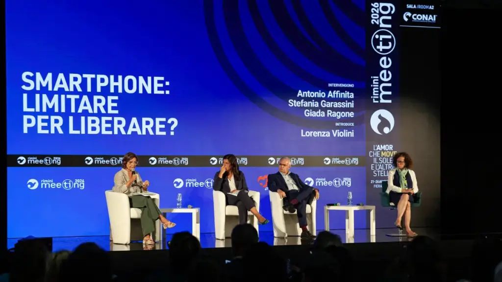 Stefania Garassini (la prima da sinistra) durante il suo intervento al Meeting di Rimini 2026