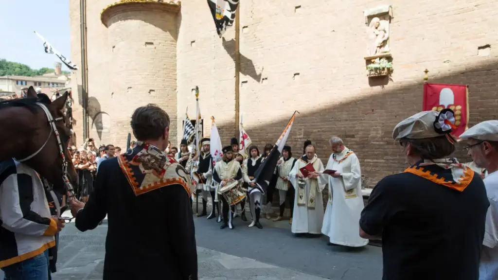 Un momento dei riti religiosi prima del Palio di Siena